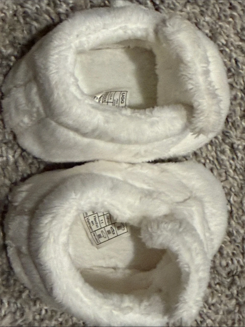 UGG infant Slippers - white - size 2/3.
